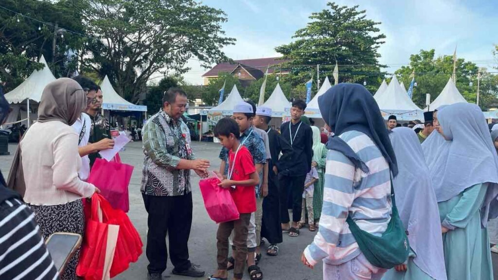 Menutup Wisata Belanja Ramadan, Pemkot Samarinda Bagikan Santunan Kepada 100 Anak Yatim Wali Kota Samarinda Kalimantan Timur (Kaltim) Andi Harun melalui Asisten I Ridwan Tassa ecara resmi menutup Wisata Belanja Ramadan 2024 di area parkir Gedung Olahraga (GOR) Segiri, Jumat (5/4/2024).