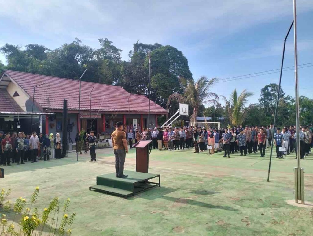 Peringati Hari Kartini, SMKN 18 Kota Samarinda Serukan Kesetaraan Gender Memperingati Hari Kartini yang bertepatan pada Minggu 21 April, SMKN 18 Negeri Kota Samarinda merayakan peringatan ini dengan mengadakan upacara Bendera Merah Putih, di Halaman Sekolah, Senin (22/4/2024).