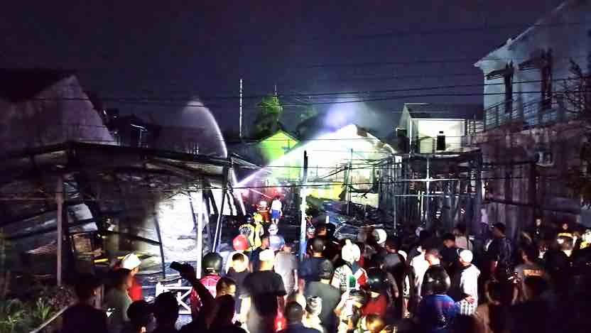Lebaran Kedua Samping DPRD Kaltim, Lima Rumah Hangus Terbakar Hari Lebaran Idulfitri ke-2, sebuah musibah kebakaran melanda kawasan Jalan Teuku Umar, Gang 01 RT36, Kecamatan Sungai Kunjang, Kota Samarinda, tepatnya di sebelah Gedung DPRD Kalimantan Timur pada Kamis malam (11/4/2024) sekitar pukul 19.25 WITA.