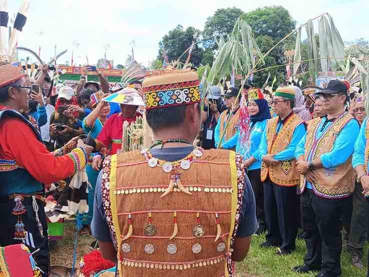 Pesta Adat Lom Plai Wehea Potensial Kenalkan Kutim ke Dunia Internasional Penjabat (Pj) Gubernur Kalimantan Timur (Kaltim) Akmal Malik mengaku Pesta Adat Lom Plai Wehea sangat potensial untuk mengangkat nama Kutai Timur ke kancah internasional lewat seni budayanya.