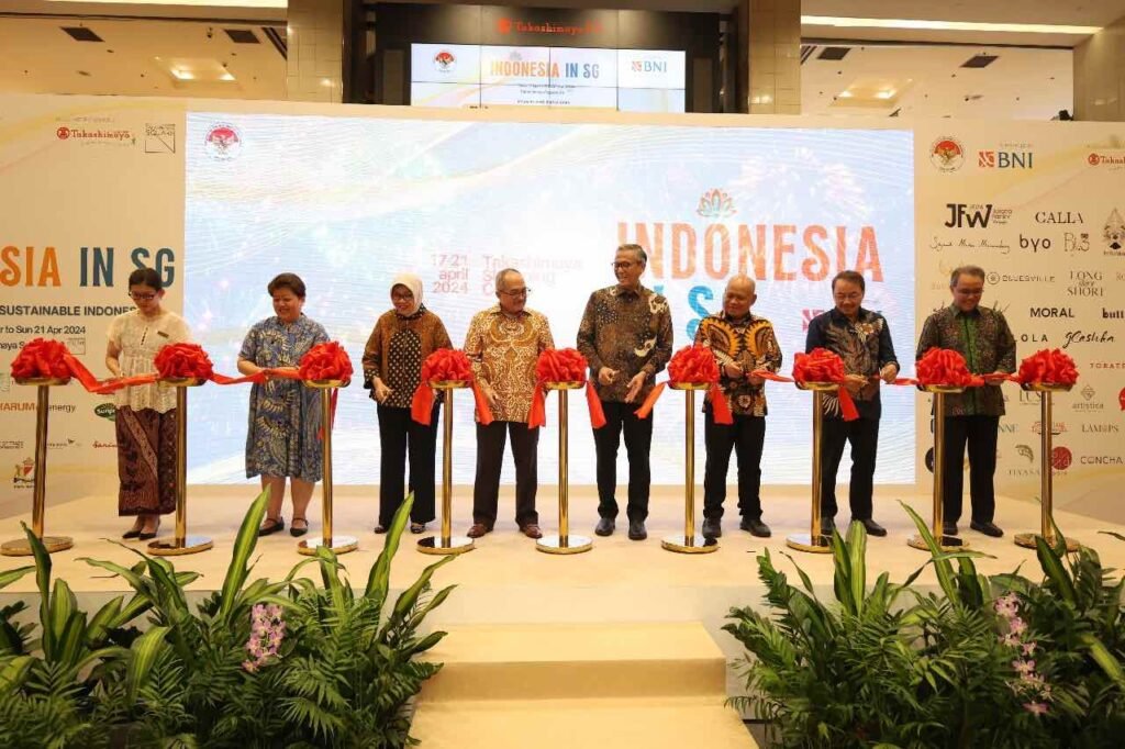 KBRI Singapura, BI, BNI Berkolaborasi Gelar Pameran Dukung UMKM Go Internasional PT Bank Negara Indonesia (Persero) Tbk atau BNI, berkolaborasi dengan KBRI Singapura dan Bank Indonesia menyelenggarakan pameran "Indonesia in SG - New Horizon of Sustainable Indonesia" di Ngee Ann City/Takashimaya, Orchard, Singapura, pada 17-21 April 2024.