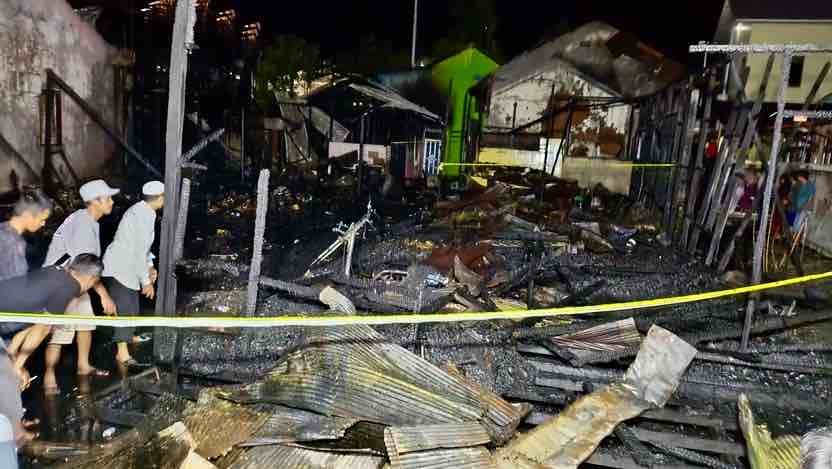 Hanguskan 5 Rumah, Kebakaran di Teuku Umar Samarinda 3 Relawan Luka Musibah kebakaran terjadi di kawasan pemukiman padat penduduk di Jalan Teuku Umar Gang 01, RT 36, Kelurahan Lok Bahu Sungai Kunjang Samarinda, Kalimantan Timur (Kaltim) Kamis (11/4/2024) malam pukul 19.25 Wita.