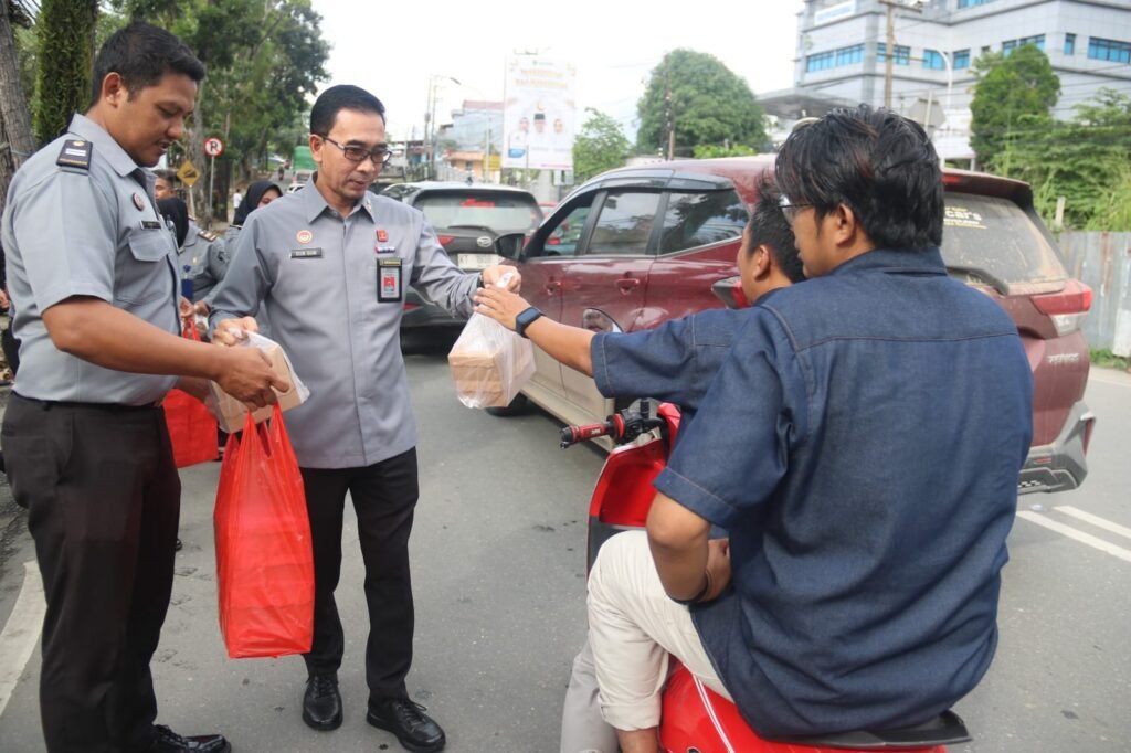 Teks : Kakanwil Kemenkumham Kaltim Bagikan Takjil kepada masyarakat, Senin(1/4/2024)