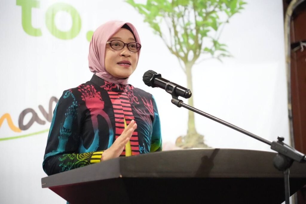 Sekda Kaltim Sebut Apalah Arti Pemimpin Pintar Jika Tak Berdayakan Staf Sekretaris Daerah (Sekda) Kalimantan Timur (Kaltim) Sri Wahyuni mengingatkan pentingnya pemimpin memberdayakan sumber daya, dalam hal ini semua staf yang bekerja di bawahnya guna memajukan organisasi ataupun instansinya.