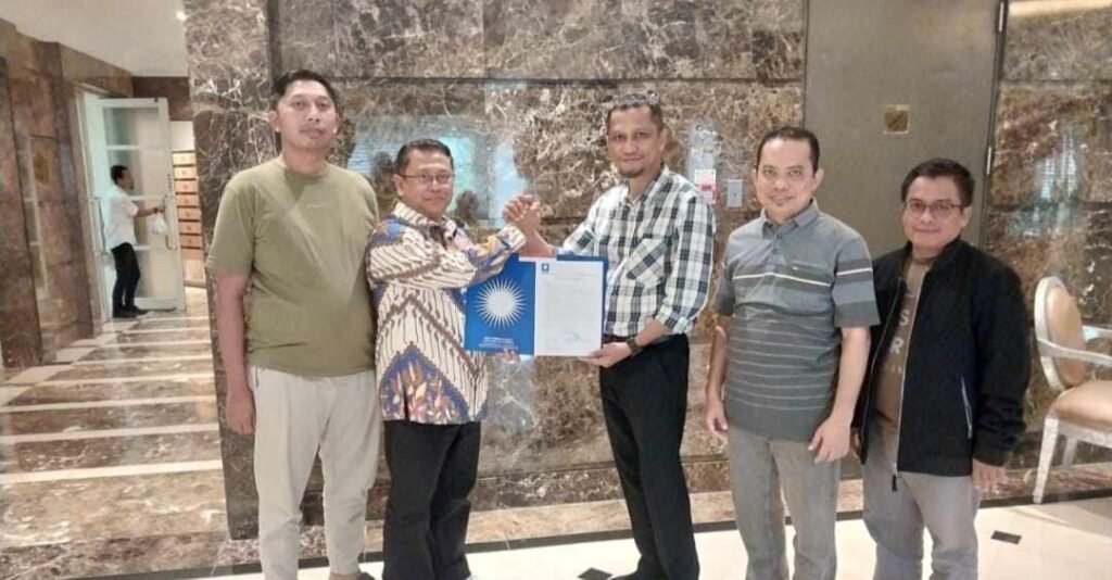 Nidya Listiyono Terima Surat Tugas dari PAN untuk Pencalonan Wakil Wali Kota Samarinda Ketua Komisi II DPRD Kalimantan Timur (Kaltim) dan Ketua Plt. Golkar Samarinda Nidya Listiyono resmi menerima surat tugas dari Partai Amanat Nasional (PAN).