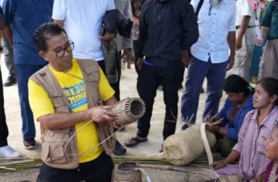 Dukung Kerajinan Anyaman Rotan, Pemprov Kaltim Prioritaskan Listrik Teluk Sumbang Penjabat (Pj) Gubernur Kalimantan Timur (Kaltim) Akmal Malik berjanji akan membantu penyediaan listrik di Kampung Teluk Sumbang untuk mendukung usaha kerajinan anyaman rotan berupa anjat dan tas rotan lainnya itu.