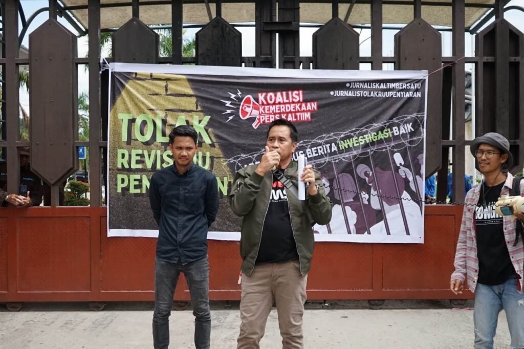 UU Penyiaran Revisi Dikecam, Jurnalis Kaltim Serukan Hentikan Pembungkaman Kebebasan Pers Revisi Undang-Undang (UU) Penyiaran telah menimbulkan kegaduhan di berbagai kalangan, terutama komunitas pers dan publik.