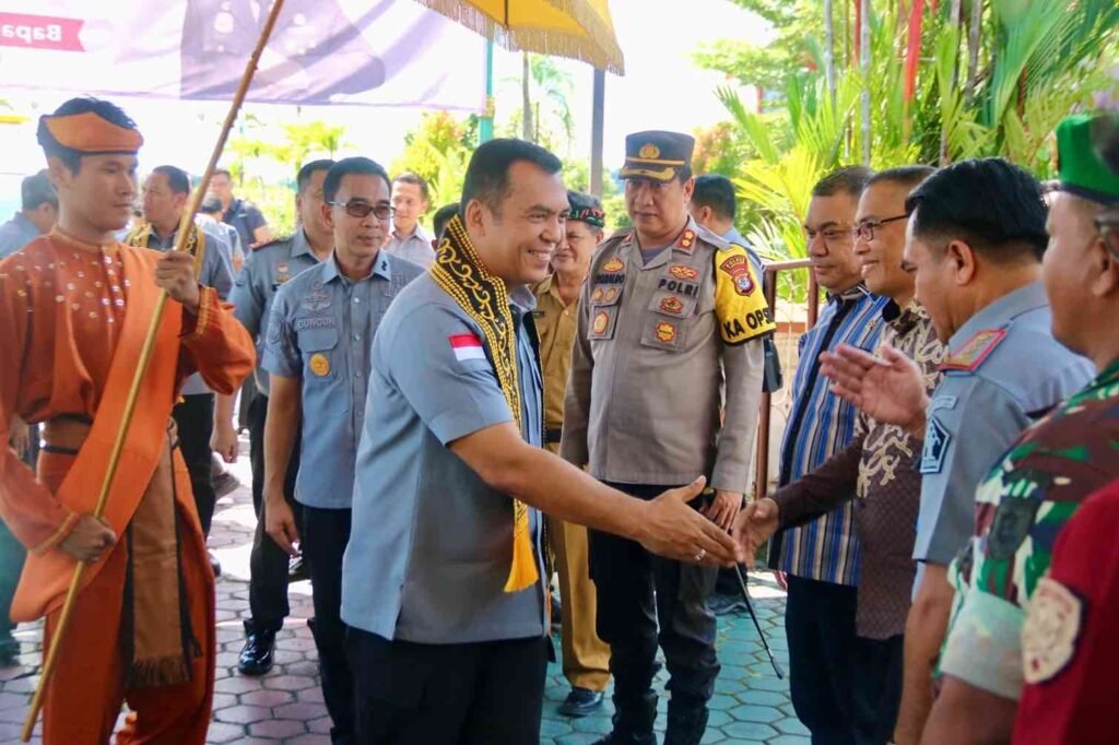 Dirjen Imigrasi dan Kemenkumham Kaltim akan Resmikan Gedung ULP Sebatik di Nunukan Kepala Kantor Wilayah Kemenkumham Kaltim Gun Gun Gunawan didampingi Gubernur Provinsi Kalimantan Utara, Zainal Arifin Paliwang, Kepala Divisi Keimigrasian Said Noviansyah, Kepala Unit Pelaksana Teknis (Ka-UPT) serta stakeholder terkait menyambut kedatangan Direktur Jenderal Imigrasi Silmy Karim, beserta rombongan di Bandara Internasional Juwata Tarakan, Selasa (14/5/2024).