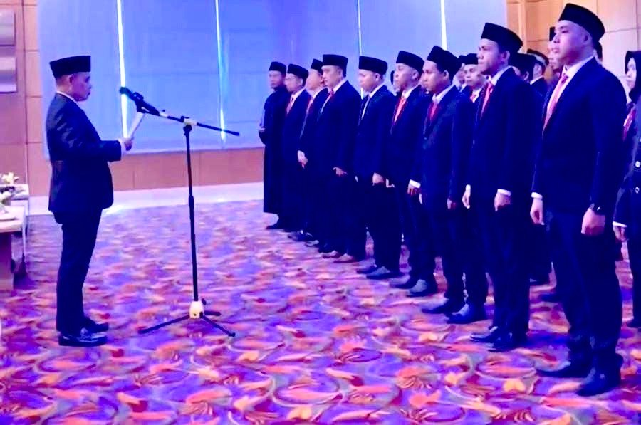Bawaslu Samarinda Kukuhkan 30 Panwascam Pilkada 2024 Persiapan menuju Pemilihan Kepala Daerah (Pilkada) Serentak 2024, Badan Pengawas Pemilihan Umum (Bawaslu) Kota Samarinda resmi melantik sejumlah panitia pengawas kecamatan (Panwascam), di Hotel Puri Senyiur Samarinda, Kalimantan Timur, Sabtu (25/5/2024).