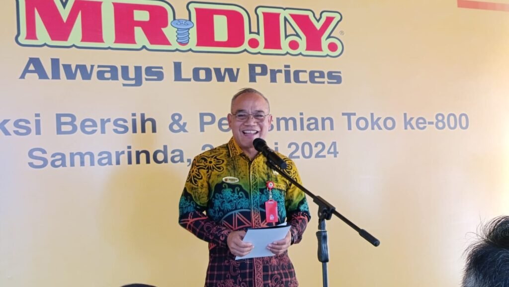 Pembukaan Toko ke-800 MR DIY, Diharapkan Berdampak Positif bagi Perekonomian Samarinda Kepala Dinas Penanaman Modal dan Pelayanan Terpadu Satu Pintu (DPMPTSP) Kota Samarinda, Jusmaramdhana Alus mewakili Wali Kota Samarinda Andi Harun meresmikan turut hadir dalam pembukaan toko ke-800 MR DIY di kawasan Jalan DI Panjaitan, Kecamatan Sungai Pinang Samarinda, Kalimantan Timur.