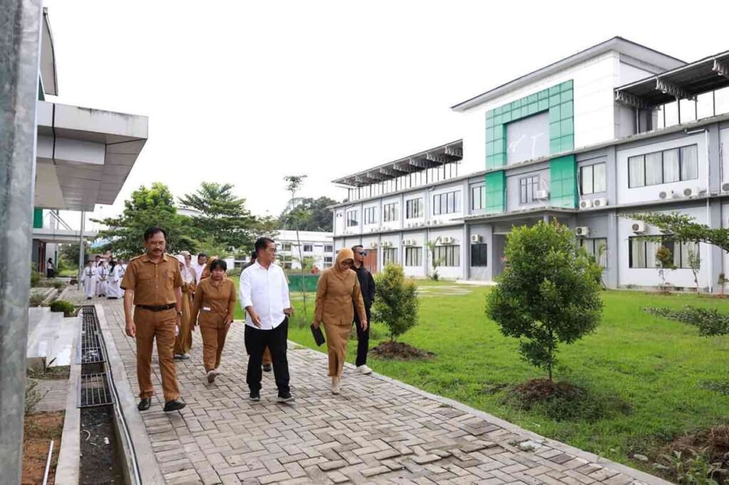 Banyak Aduan, Pj Gubernur Kritik SMAN 10 Harusnya Kedepankan Pendidikan Bukan Profit Penjabat (Pj) Gubernur Kalimantan Timur (Kaltim) Akmal Malik menegaskan SMAN 10 Samarinda adalah lembaga pendidikan, bukan lembaga profit.