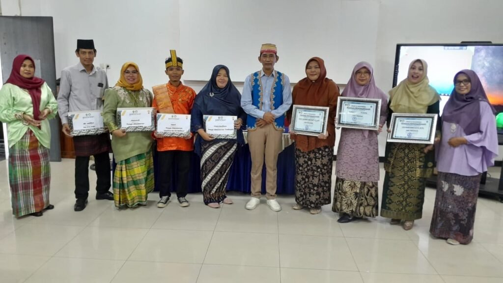 SMA Negeri 16 Samarinda Beri Penghargaan bagi Tenaga Pendidikan Berdedikasi Memperingati Hari Pendidikan Nasional (Hardiknas) 2024, SMA Negeri 16 Samarinda, Kalimantan Timur (Kaltim) memberikan penghargaan kepada para tenaga pendidik yang berdedikasi tinggi bagi sekolah.