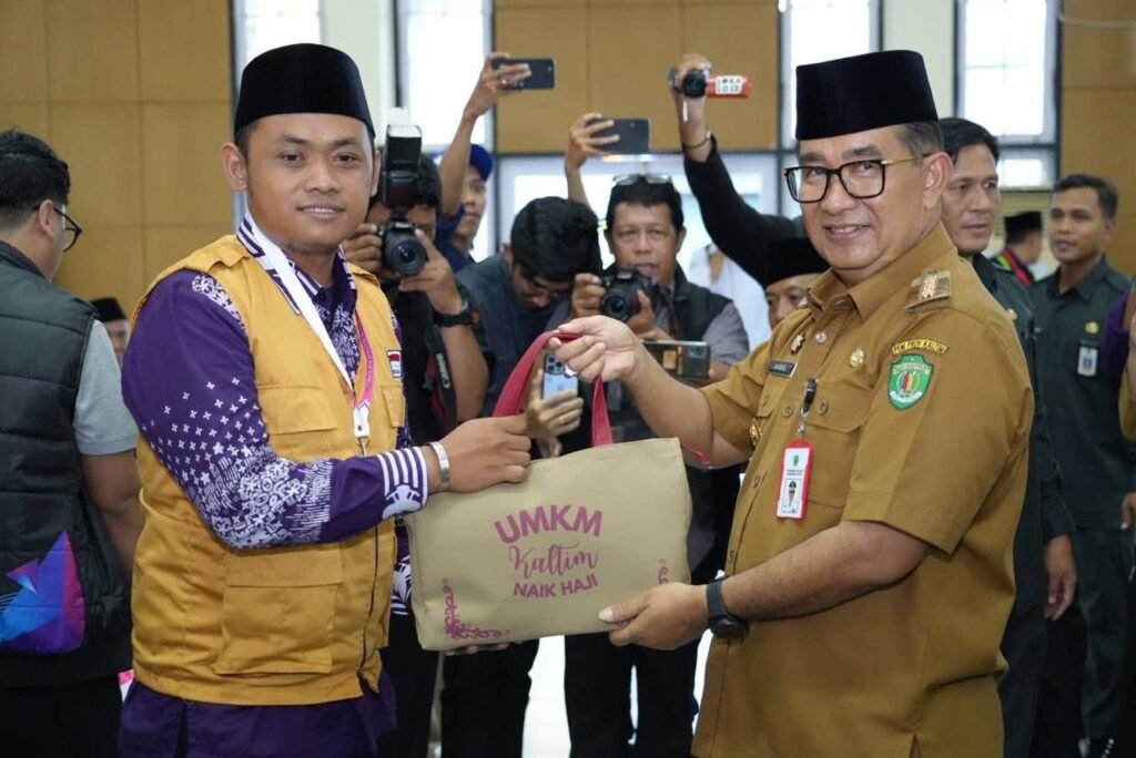 Lepas 319 Calhaj Balikpapan, Pj Gubernur Pesan Jaga Perasaan Saat Beribadah Penjabat (Pj) Gubernur Kalimantan Timur (Kaltim) Akmal Malik berpesan kepada 319 calon haji (Calhaj) Balikpapan untuk selalu sabar, menjaga perasaan agar tidak mudah marah ketika beribadah.