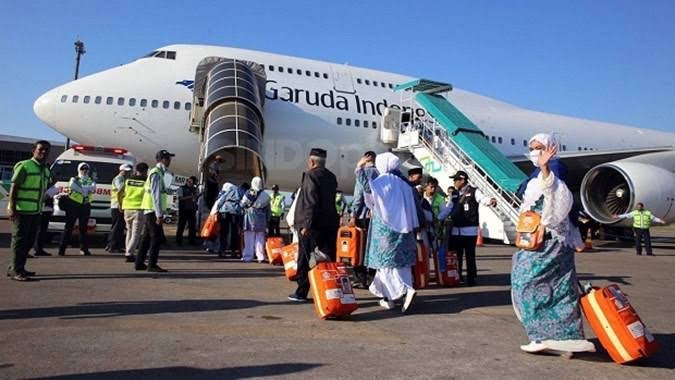 Garuda Indonesia Serentak Berangkatkan Perdana 4.232 Calhaj ke Tanah Suci Maskapai Penerbangan Garuda Indonesia, Minggu (12/5/2024) adalah hari pertama pemberangkatan calon jamaah haji ke Tanah Suci.