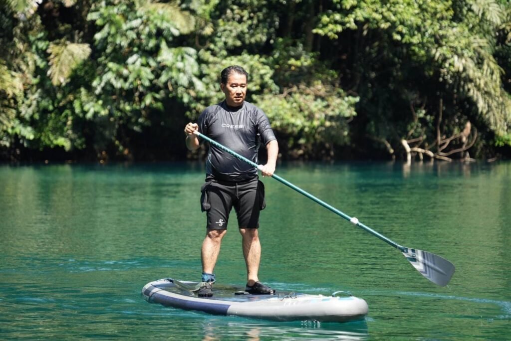 Paddling di Labuan Cermin, Akmal Malik Akui Wisata Terkeren Yang Pernah Ia Kunjungi Penjabat (Pj) Gubernur Kalimantan Timur (Kaltim) Akmal Malik mengaku sangat terpukau oleh kesejukan dan keindahan Labuan Cermin yang berada di Kecamatan Biduk-Biduk, Kabupaten Berau.