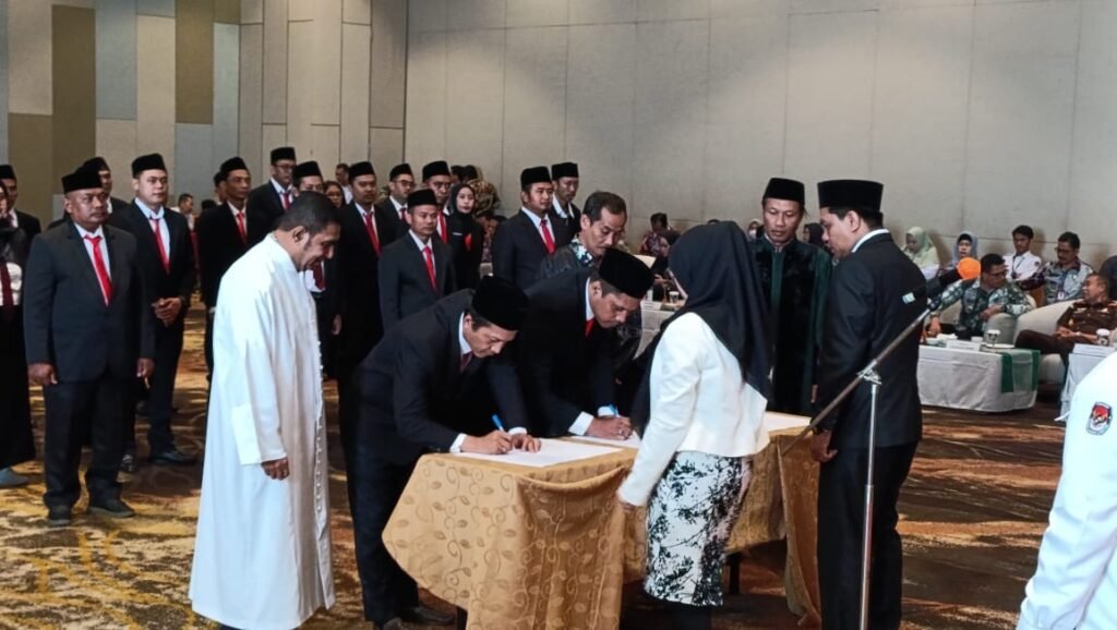 Persiapan Pilkada Serentak 2024, KPU Samarinda Lantik 50 PPK Komisi Pemilihan Umum (KPU) Kota Samarinda melantik dan mengambil sumpah/janji serta menandatangani Pakta Integritas untuk 50 anggota Panitia Pemilihan Kecamatan (PPK) se-Kota Samarinda Kalimantan Timur (Kaltim).