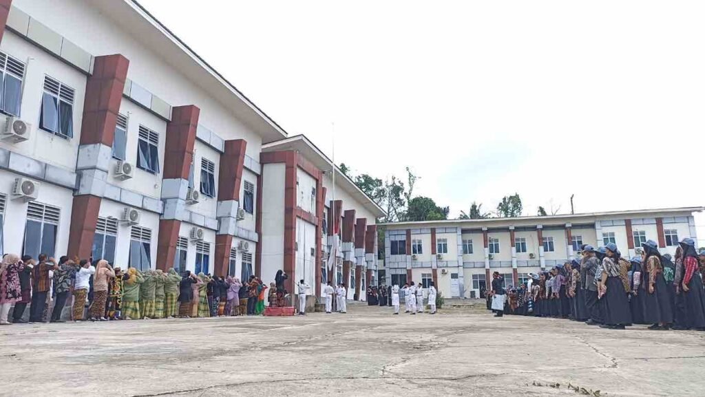 Siswa Berprestasi SMAN 16 Samarinda, Terima Penghargaan di Hardiknas 2024 Peringati Hari Pendidikan Nasional (Hardiknas) 2024, SMAN 16 Samarinda gelar Upacara Bendera Merah Putih di Halaman sekolah, Kamis, (2/5/2024).
