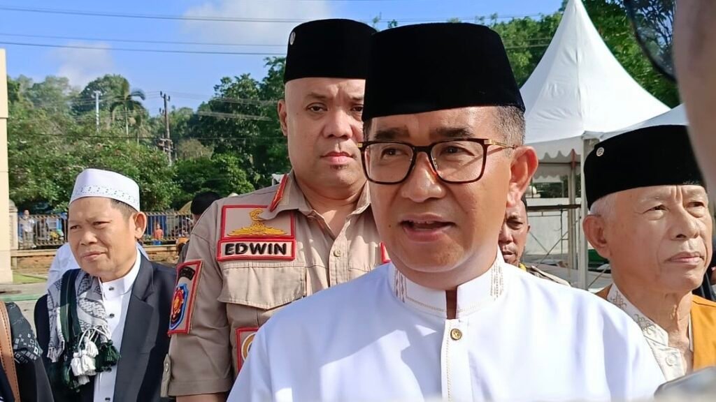 Akmal Malik Serahkan Sapi Kurban Presiden dan Pemprov Kaltim di Islamic Center Samarinda Dalam rangka perayaan Iduladha 1445 Hijriah, Penjabat (Pj) Gubernur Kalimantan Timur (Kaltim) Akmal Malik mewakili Presiden Republik Indonesia Joko Widodo dan Pemerintah Provinsi (Pemprov) Kaltim, menyerahkan bantuan sapi kurban di Masjid Baitul Muttaqien Islamic Center Samarinda, Senin (17/6/2024).