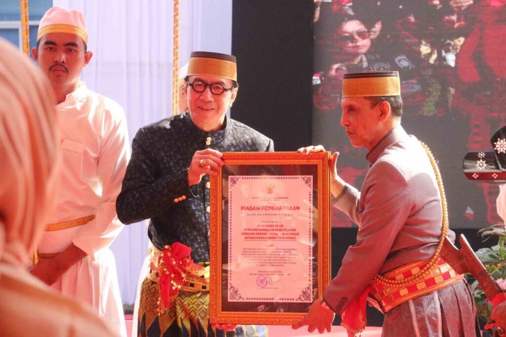 Yasonna Laoly Dianugerahi Gelar Adat oleh Kerajaan Gowa