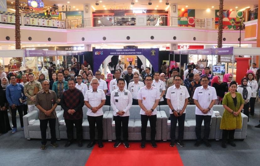 Tak Hanya Pelayanan, Karya WBP Lapas Juga Ada di Kumham Kaltim Expo 2024 Kepala Kantor Wilayah Kemenkumham Kalimantan Timur (Kaltim) Gun Gun Gunawan membuka secara resmi kegiatan Kumham Kaltim Expo Tahun 2024 di Kota Balikpapan, Rabu, (05/06/2024), di Atrium E-Walk Balikpapan Super Blok.