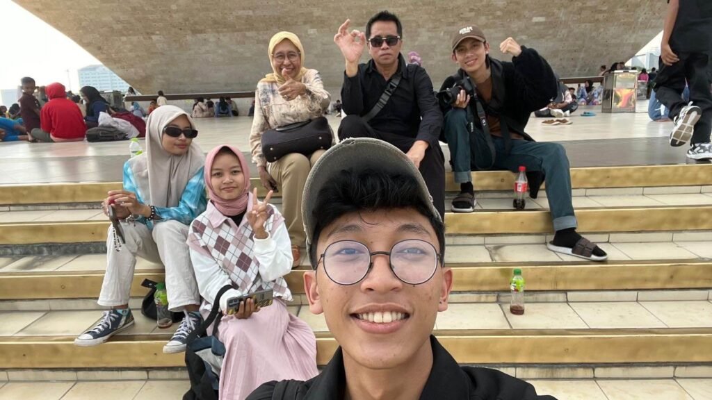 Sukses Liput Jakarta Football Expo 2024, MSI Group Berwisata ke Tugu Monas Sebagai ungkapan terima kasih atas kerja keras teman-teman MSI Group yang sukses melakukan peliputan Jakarta Football Expo 2024 di Jakarta International Stadium (JIS), Pimpinan Redaksi (Pimred) Narasi.co Hajjah Rabiatun Drakel bersama CEO MSI Group Mohammad Sukri mengajak rombongannya berwisata ke Tugu Monumen Nasional (Monas).