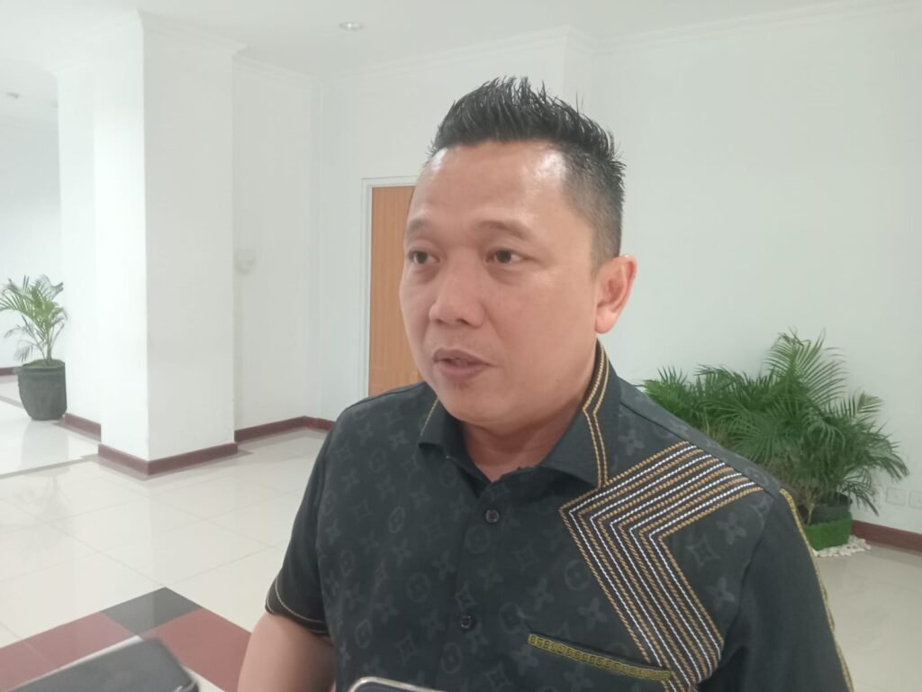 Raperda Trantibum Dikritik, Deni Hakim Minta Fokus Penegakan Fungsi Satpol PP Anggota Badan Pembentukan Peraturan Daerah (Bapemperda) DPRD Samarinda Deni Hakim Anwar mengkritik rancangan peraturan daerah (Raperda) tentang Penyelenggaraan Ketertiban dan Ketentraman Masyarakat serta Perlindungan Masyarakat (Trantibum).
