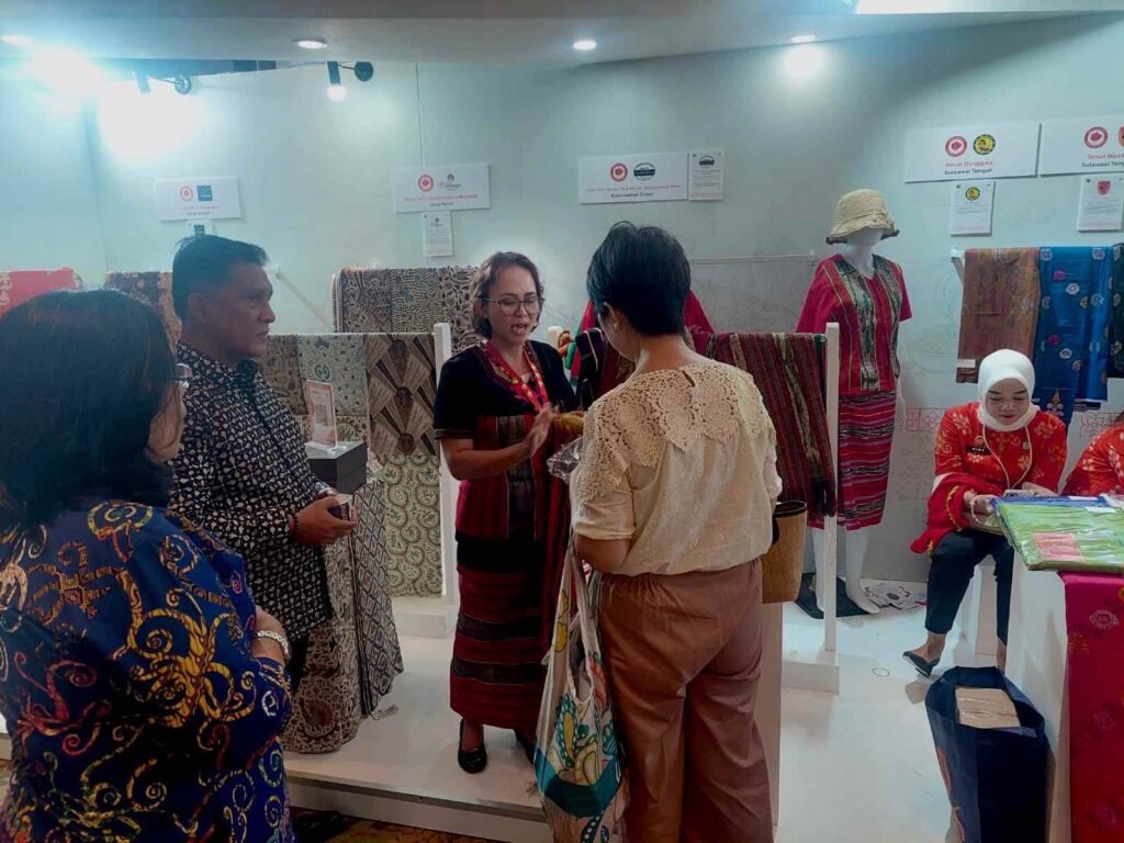 Tenun Doyo Benuaq Mencuri Perhatian di Pameran Kekayaan Intelektual Sedunia Puncak peringatan Hari Kekayaan Intelektual Sedunia resmi dibuka oleh Menteri Hukum dan Hak Asasi Manusia, Yasonna H. Laoly, di Shangri-La Hotel Jakarta, Rabu (12/6/2024).