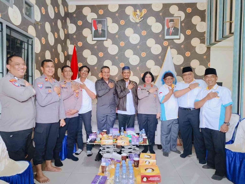 Upaya memastikan Pemilihan Wali Kota (Pilwali) Samarinda dan Pemilihan Gubernur (Pilgub) Kalimantan Timur (Kaltim) 2024 berjalan dengan aman dan kondusif, Polda Kaltim melakukan kunjungan resmi ke Sekretariat DPD Ikatan Paguyuban Keluarga Tanah Jawi (Ikapakarti) Samarinda, Senin (3/6/2024).
