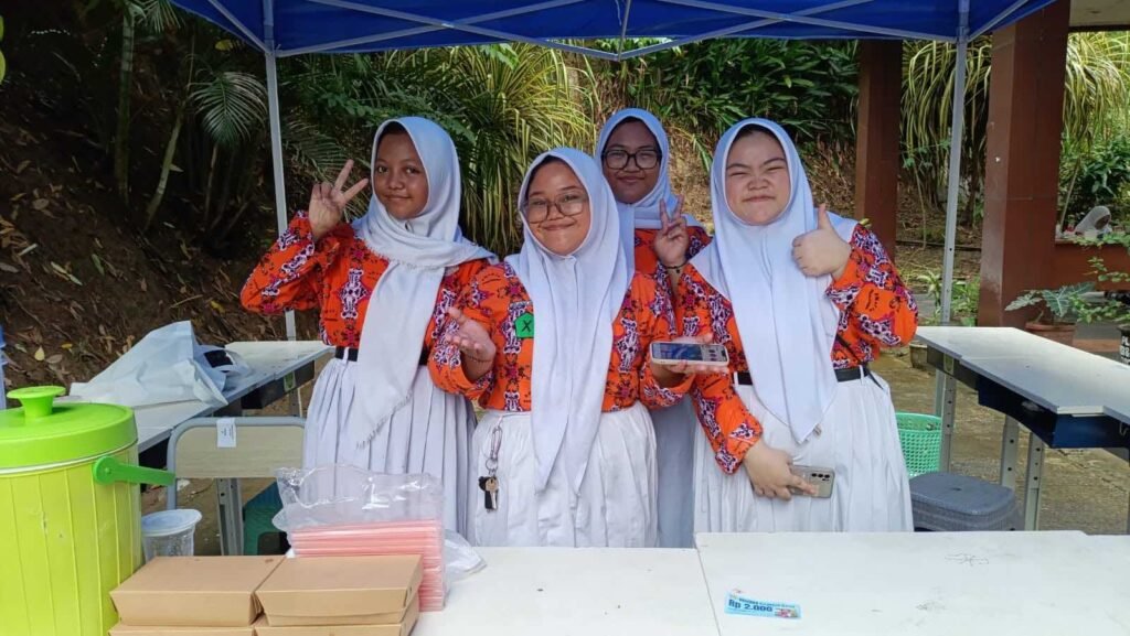Meriahkan Penerimaan Peserta Didik Baru (PPDB) 2024, siswa SMA Negeri 16 Samarinda melaksanakan program Dual Track dengan membuka stand makanan dan minuman.
