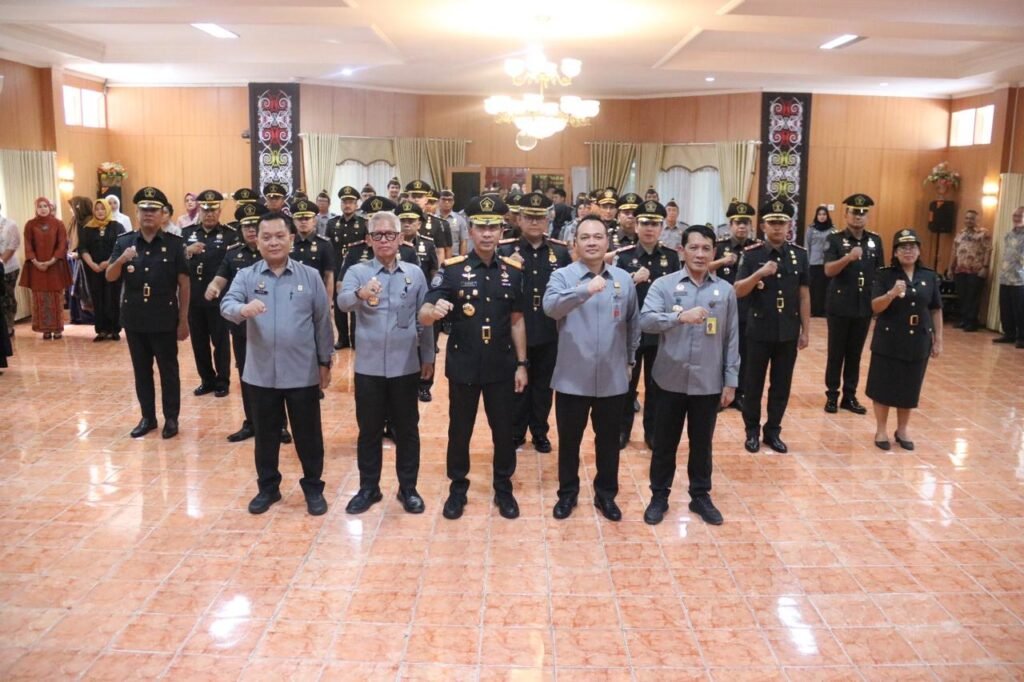 Lantik 24 Pejabat, Kakanwil Pesan Torehkan Nilai Baik Untuk Bangun Instansi Kakanwil Kemenkumham Kaltim Gun Gun Gunawan melantik serta mengambil sumpaj/janji sebanyak 24 pejabat sebagai pejabat baru yang akan bertugas di Kalimantan Timur (Kaltim).