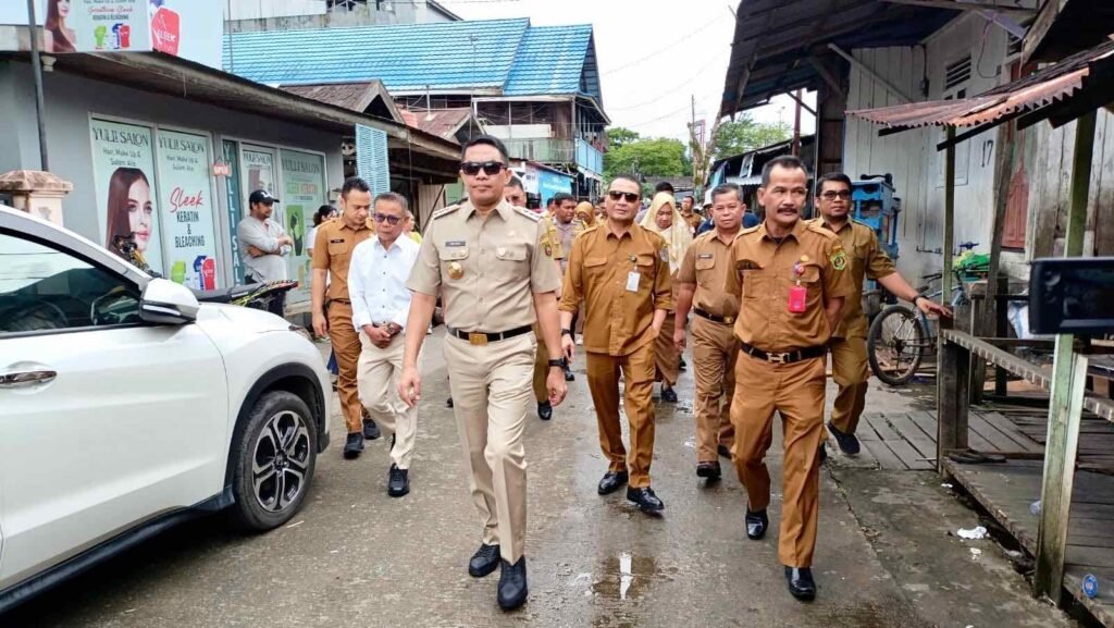 Tahap Pertama Proyek Normalisasi SKM di Ruhui Rahayu-Gelatik 151 Rumah Dibongkar Percepatan atasi masalah banjir Wali Kota Samarinda Andi Harun bersama perwakilan dari Dinas PUPR Provinsi dan jajaran Pemkot meninjau pembebasan lahan di segmen Pemuda Ruhui Rahayu lebih tepatnya di Ruhui Rahayu-Gelatik Kelurahan Temindung Permai.