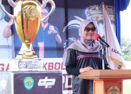 Liga Sepak Bola Antar-OPD, Sekda Harap Ciptakan ASN Prestasi "Terima kasih Kadispora Kaltim sudah menindaklanjuti aspirasi teman-teman ASN bahwa ASN juga punya prestasi di olahraga," kata Yuni, sapaan akrabnya di Stadion Kadrie Oening Samarinda, Jumat (5/7/2024).