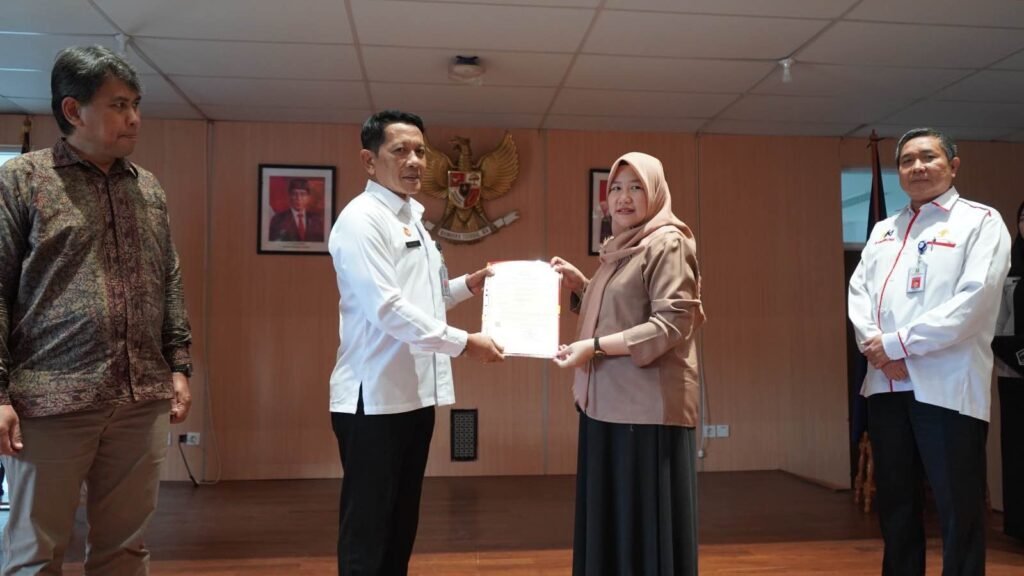 Penutupan POSS, DJKI dan Kanwil Kemenkumham Kaltim Serahkan 33 Sertifikat Paten Program layanan paten terpadu atau Patent One Stop Service (POSS) berhasil menerbitkan 33 sertifikat paten untuk para inventor di wilayah Kalimantan Timur (Kaltim).