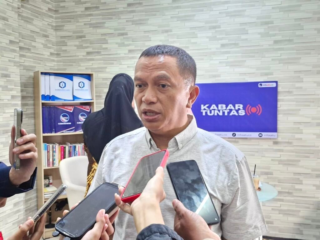 Kunci Sukses Karier Militer Dendi Suryadi, Keras Dengan Diri Sendiri dan Hidup Berkompetisi Tentara menjadi profesi yang terdengar keren bagi sebagian orang, terutama para lelaki. Bahkan, tak sedikit anak-anak yang masih duduk di bangku SD, SMP dan SMA memiliki cita-cita menjadi seorang tentara.