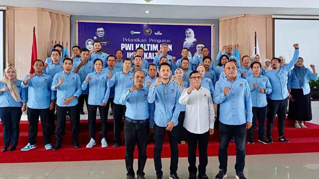 Lantik Pengurus PWI dan IKWI Kaltim 2024-2029, Hendry Ingatkan Pentingnya Kompetensi Wartawan Pengurus Persatuan Wartawan Indonesia (PWI) dan Ikatan Keluarga Wartawan Indonesia (IKWI) Kalimantan Timur (Kaltim) periode 2024-2029 resmi dilantik oleh Ketua PWI Pusat Hendry Ch. Bangun.