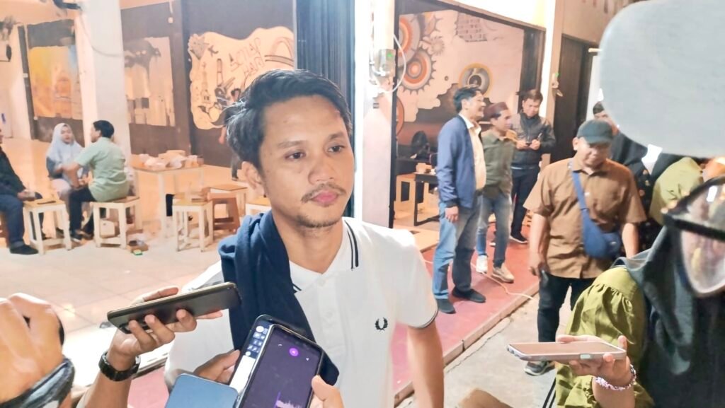 Ketua PWI Kaltim Tekankan Peran Media Mengawal Pilkada 2024 Ketua Persatuan Wartawan Indonesia (PWI) Kalimantan Timur (Kaltim), Abdurrahman Amin, menekankan pentingnya meningkatkan peran media dalam mengawal dan mengawasi jalannya Pemilihan Kepala Daerah (Pilkada) Serentak 2024 di Kaltim.