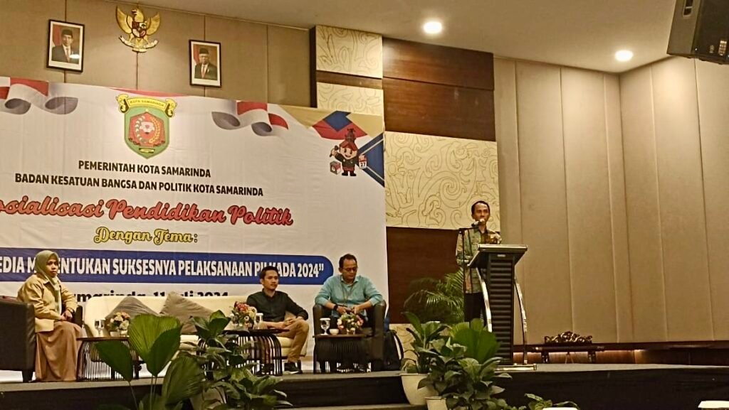 Kesbangpol Samarinda Adakan Sosialisasi Peran Media dalam Sukseskan Pilkada 2024 Badan Kesatuan Bangsa dan Politik (Kesbangpol) Kota Samarinda menggelar Sosialisasi Pendidikan Politik bagi rekan media yang bertajuk "Peran Media Menentukan Suksesnya Pelaksanaan Pilkada 2024" di Hotel Midtown Samarinda, Kalimantan Timur (Kaltim), Kamis (11/7/2024).