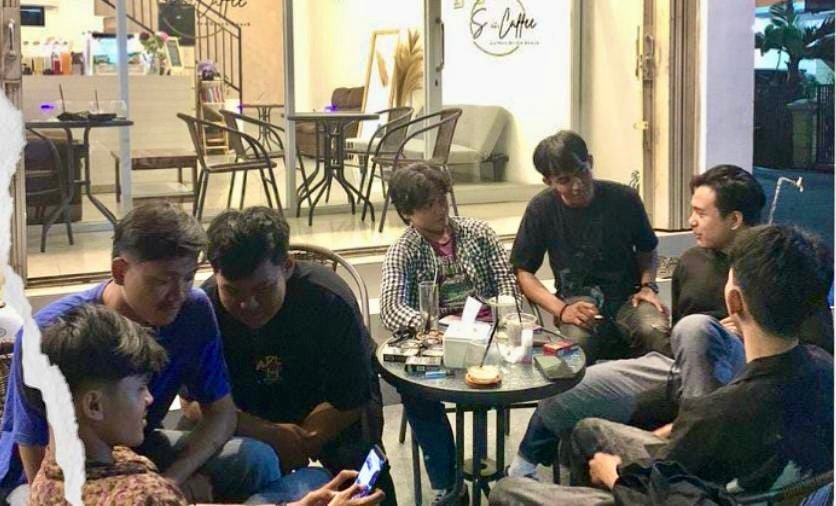 SCaffe Beri Diskon Hingga 50 Persen Bagi Wartawan Terletak di Jalan Untung Suropati C-24 Karpotek, S-Caffe menawarkan tempat nongkrong yang nyaman dengan beragam menu kopi dan makanan ringan, menjadi favorit bagi banyak orang, khususnya wartawan.