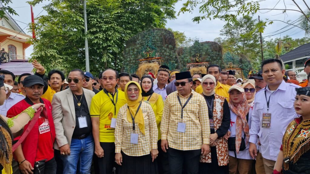 Diantar Ribuan Pendukung, Bapaslon Wali Kota Neni-Agus Daftar ke KPU Bontang