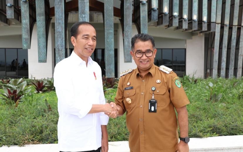 Sampaikan Ide Cerdas, Jokowi Puji Akmal Malik Piawai Datangkan Uang Presiden RI Joko Widodo (Jokowi) memuji Pj Gubernur Kalimantan Timur (Kaltim) yang dinilai piawai mendatangkan uang.