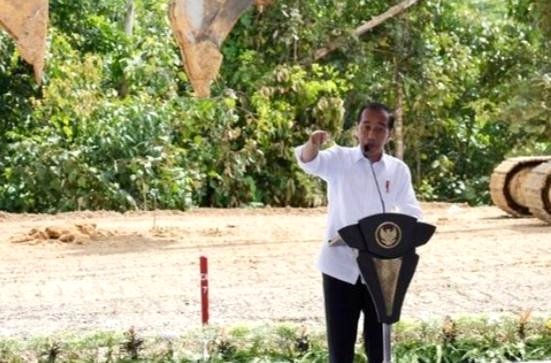 Jokowi Sebut Kalau BCA Masuk, Tandanya Investasi di IKN Pasti Menguntungkan Presiden RI Joko Widodo (Jokowi) mengatakan keberanian Bank Central Asia (BCA) masuk ke wilayah Ibu Kota Nusantara (IKN) menandakan investasi di IKN pasti menguntungkan.