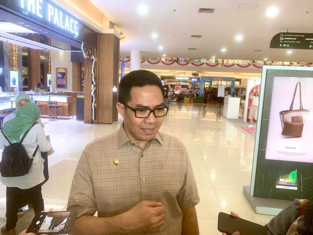 Pameran Dinkes ke-2, Andi Harun Sebut Edukasi Sekaligus Komitmen Perbaiki Layanan Walikota Samarinda Andi Harun mengatakan pameran inisiasi Dinas Kesehatan Kota Samarinda menjadi edukasi sekaligus ajang mendeklarasikan komitmen pemerintah terhadap upaya berkelanjutan untuk meningkatkan dan memperbaiki layanan membangun infrastruktur bidang kesehatan.