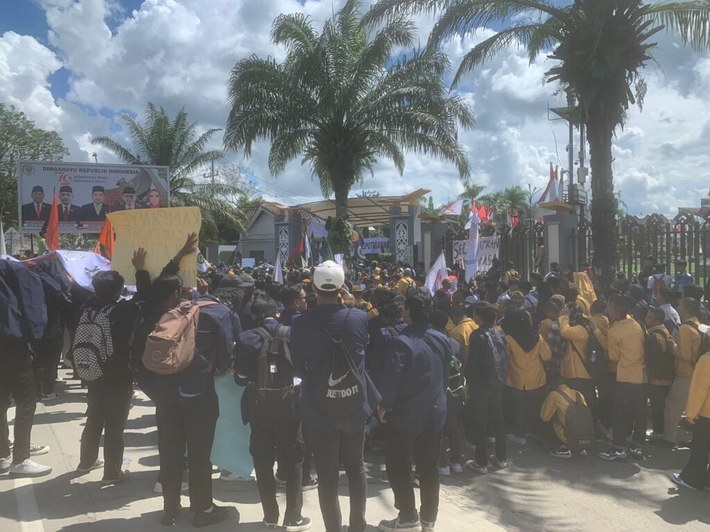 Demonstran Pendukung Putusan MK Paksa Duduki DPRD Kaltim, Polisi Pukul Mundur