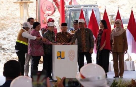 Istana Wapres Berkonsep Huma Betang Umai, Pastikan Tiap Sudut Nusantara Dapat Perhatian Setara Wakil Presiden (Wapres) Ma'ruf Amin mengungkapkan Istana Wakil Presiden di Ibu Kota Nusantara (IKN) dibangun dengan konsep "Huma Betang Umai" yang dalam Bahasa Dayak berarti Rumah Panjang Ibu.