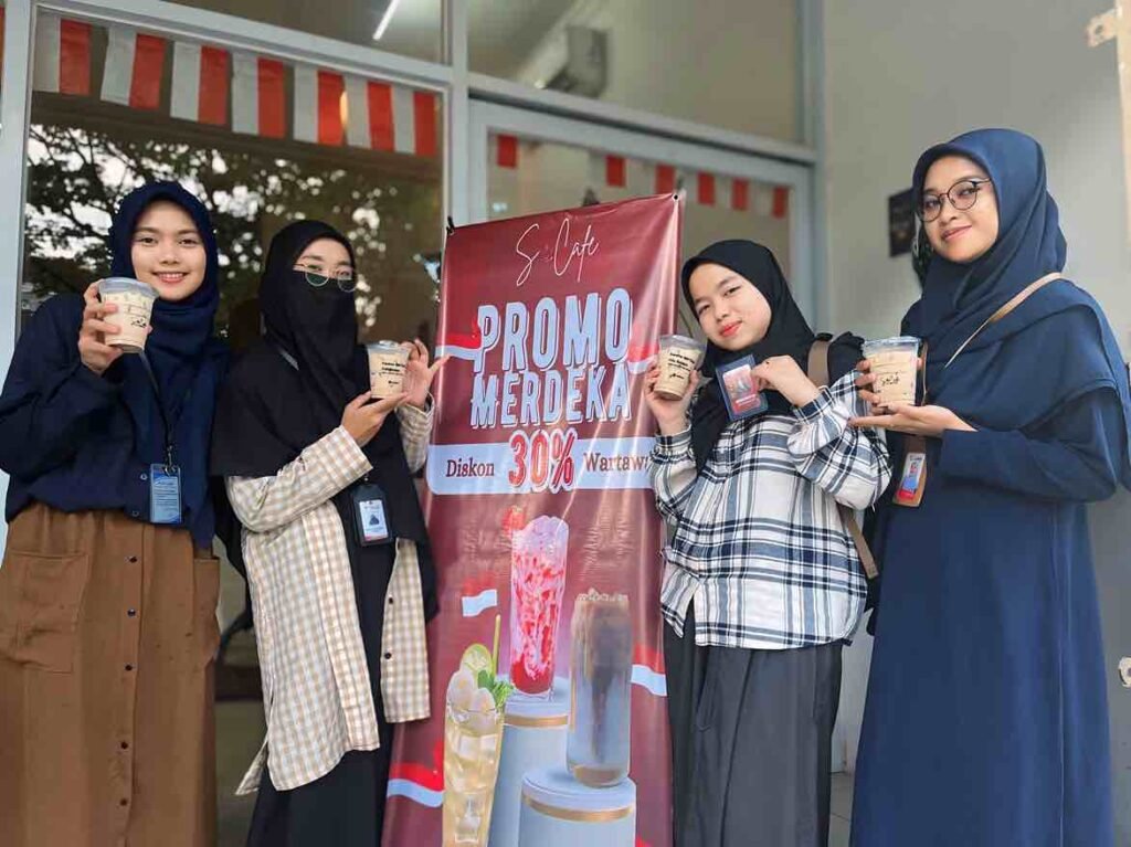 Spesial Hari Kemerdekaan RI ke-79, Scaffe Beri Diskon 30 Persen Bagi Wartawan Memperingati Hari Kemerdekaan Republik Indonesia yang ke-79, S-Caffe Samarinda, Kalimantan Timur (Kaltim) memenjarakan pengunjungnya.