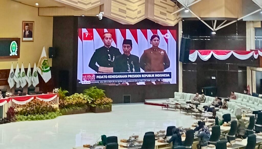 Pidato Kenegaraan Terakhir, Jokowi Minta Maaf dan Titipkan Harapan Kepada Prabowo Subianto Presiden Republik Indonesia Joko Widodo menyampaikan permohonan maaf yang tulus kepada seluruh rakyat Indonesia menjelang akhir masa jabatannya yang telah berlangsung selama dua periode atau sepuluh tahun.
