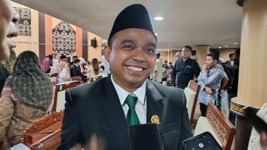 Menuju Kursi Dewan, Desman akan Mengawal Aspirasi Masyarakat di Dua Peran Setelah menjalani perjalanan karir yang cemerlang di dunia jurnalistik, Desman Minang Endianto kini memasuki fase baru sebagai anggota DPRD Kabupaten Kutai Kartanegara. Pelantikan Desman sebagai wakil rakyat menandai komitmennya untuk memperjuangkan aspirasi masyarakat di lembaga legislatif.