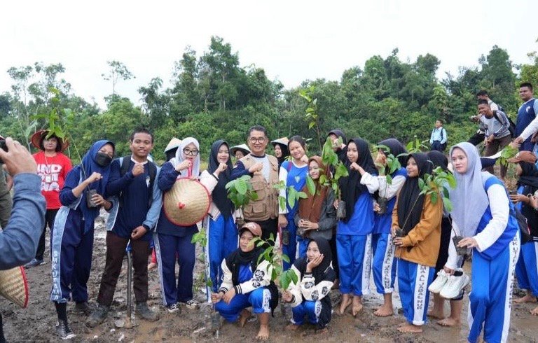 Tanam 500 Bibit Pohon Endemik di Lahan Eks Tambang, Pj Gubernur Harap Sekolah Lain Meniru Penjabat (Pj) Gubernur Kalimantan Timur (Kaltim) Akmal Malik mengapresiasi semangat para pelajar dan guru Sekolah Menengah Kejuruan (SMK) Utama Jabal Nur Samboja yang melakukan penanaman bibit pohon endemik Kalimantan di kawasan eks tambang batu bara.