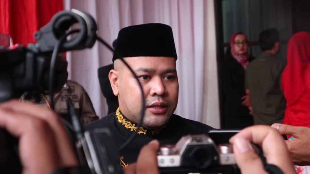 Akhmed Reza Ajak Pemuda Siapkan Diri Sambut Peluang IKN Dalam momentum peringatan Hari Ulang Tahun (HUT) Kemerdekaan Republik Indonesia ke-79, Ketua Komisi IV DPRD Kalimantan Timur (Kaltim) Akhmed Reza Fachlevi mengingatkan pentingnya pemuda Kaltim untuk mengambil peran strategis dalam menyambut peluang besar dari relokasi Ibu Kota Nusantara (IKN) ke Bumi Etam.