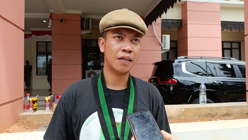 Di Balik Pelantikan, Mahasiswa Suarakan Aspirasi ‘APBD Rp 14,3 T Harus Pro Rakyat’ Hari ini, di bawah bayang-bayang pelantikan 44 anggota DPRD Kukar yang baru, suasana di Jalan Robert Wolter Mongisidi terasa lebih hidup dengan aksi demo puluhan mahasiswa.